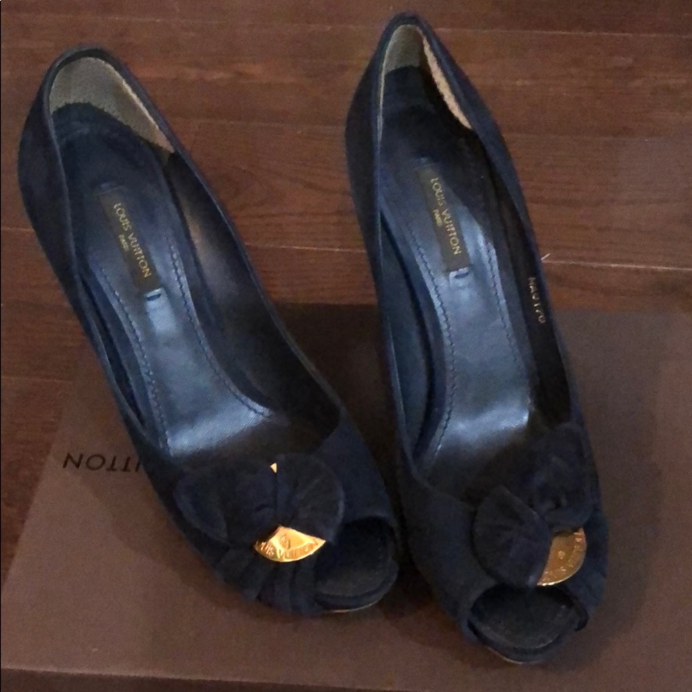 Lv peep toe pumps